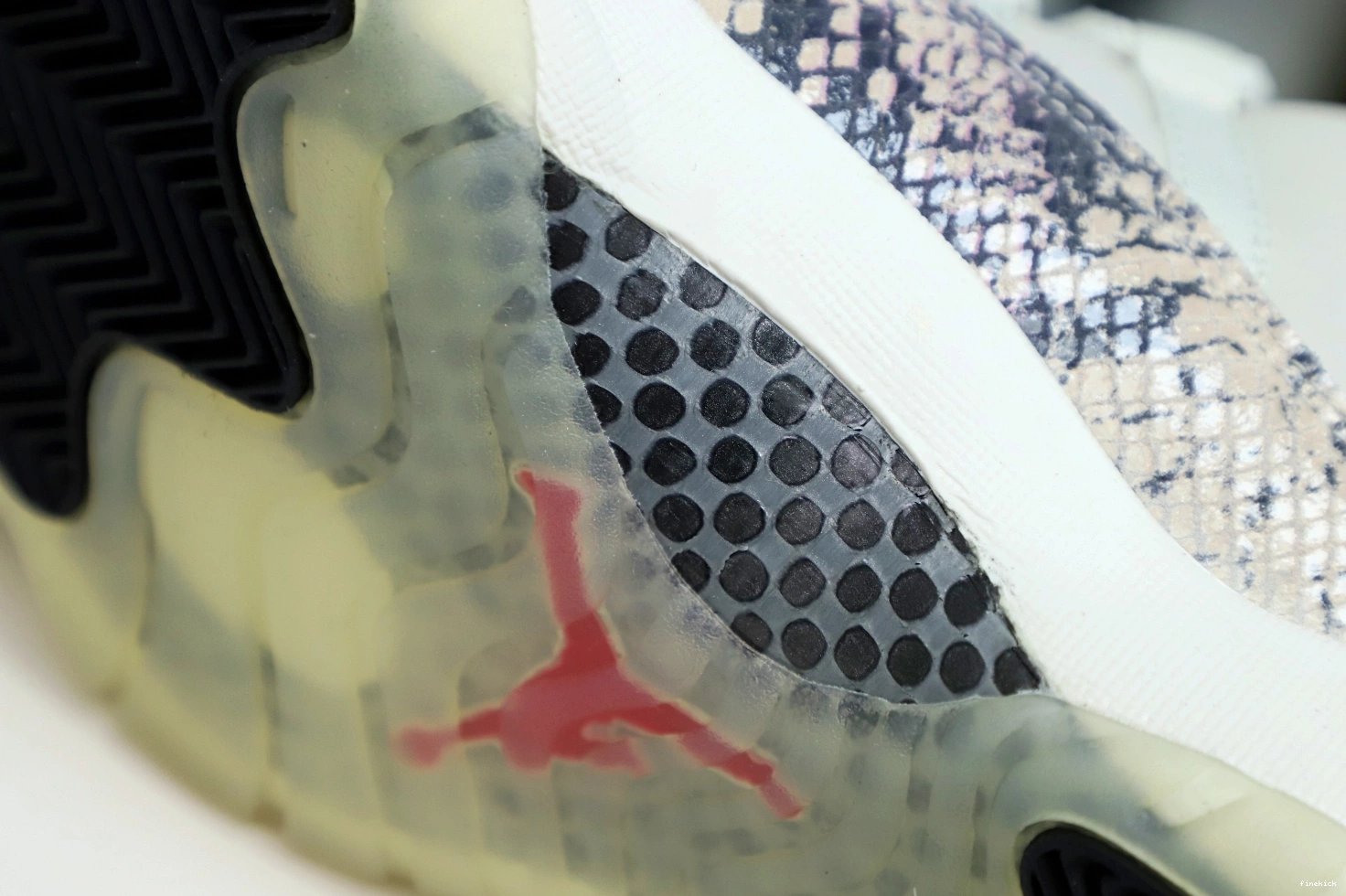 BONE SNAKESKIN LIGHT JORDAN AIR LOW 11 0122